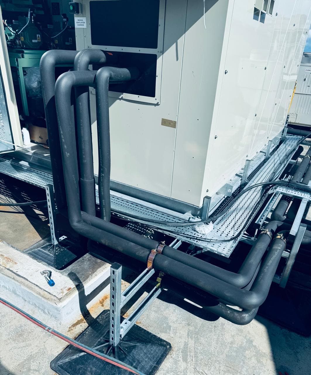 Rooftop air conditioning plant and pipework